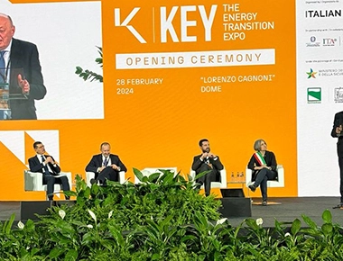 Празднование успешного участия Elecnova в выставке KEY Energy 2024 в Римини, Италия